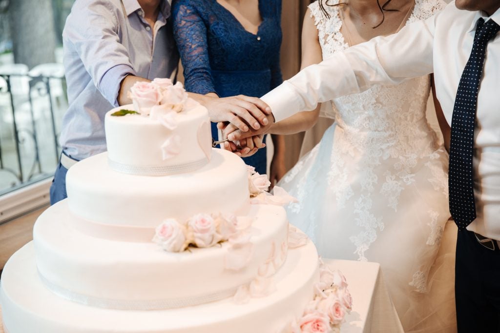 how-to-cut-your-wedding-cake-two-easy-methods-yeah-weddings